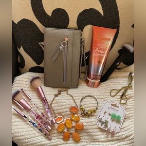 Makeup brushes N Vs Lotion gift set $26